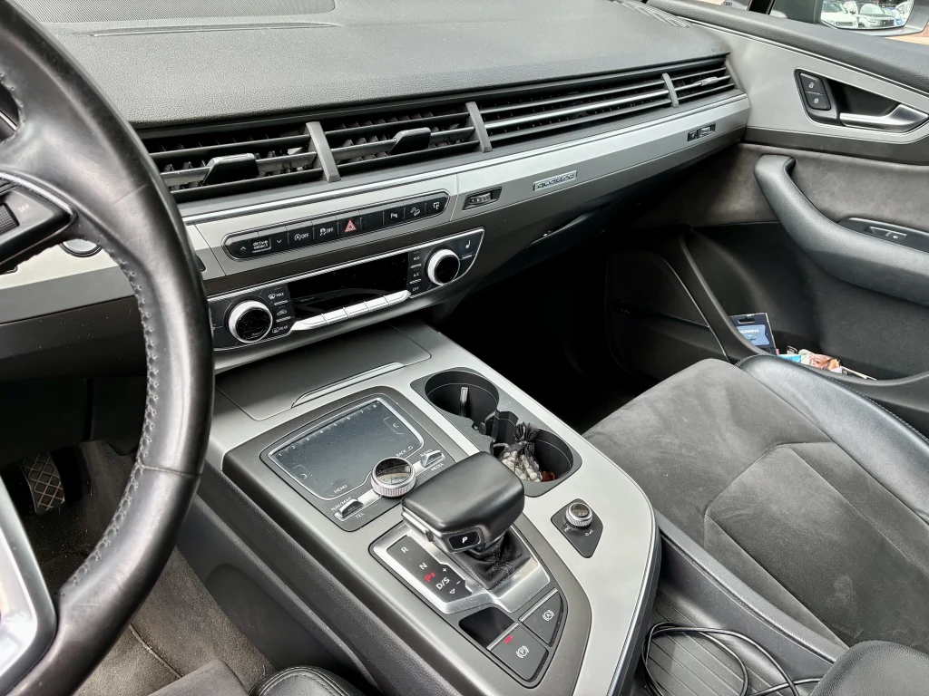 Wnętrze Audi Q7 2016 3.0 TDI – kokpit i konsola, auto używane